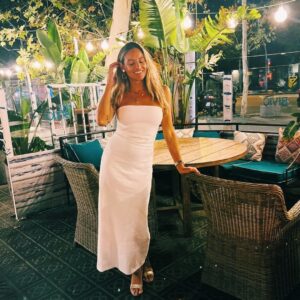 Joana Alvarenga Instagram - Último jantar antes de partir para Portugal 🇪🇸💃🧡🇵🇹🥰
.
#paelha #barcelona #barceloneta #barcelonacity #lastnight #vacation #friends #sangria