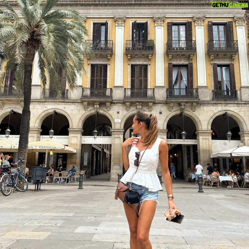 Joana Alvarenga Instagram - Mais um bocadinho sobre Barcelona 🇪🇸💃☀️🧡 . #sagradafamilia #parqueciudadella #laboqueria #plaçadelrei #barcelona #barceloneta #hotelw #whotel #whotelbarcelona #vacay #espanha #cataluña #flamenco #ole Barcelona, Spain