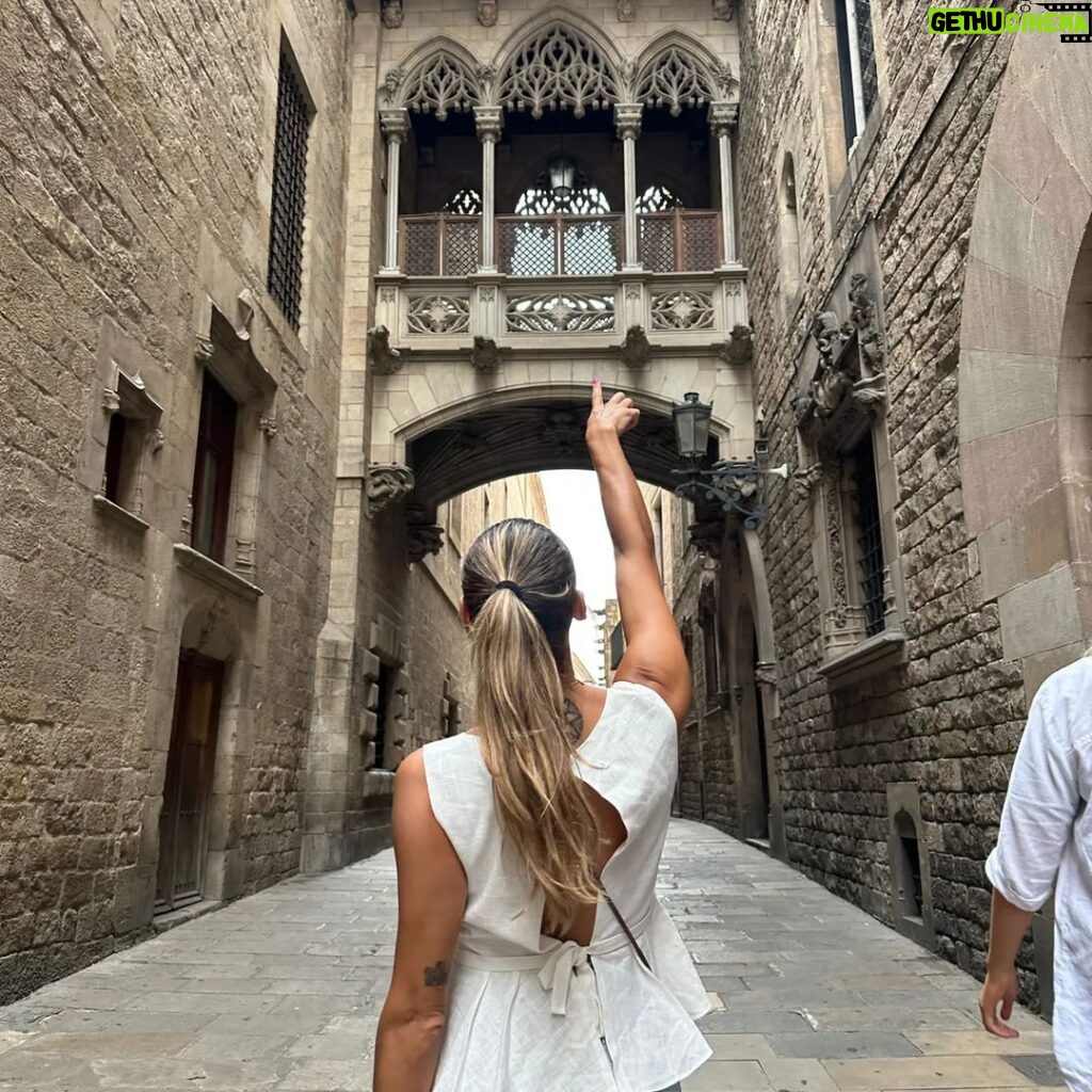 Joana Alvarenga Instagram - Bairro Gótico o meu preferido até agora 💃🇪🇸 . #gótico #bairrogotico #barcelona #espanha #cataluña #exploring #travelling Bairro Gótico - Barcelona