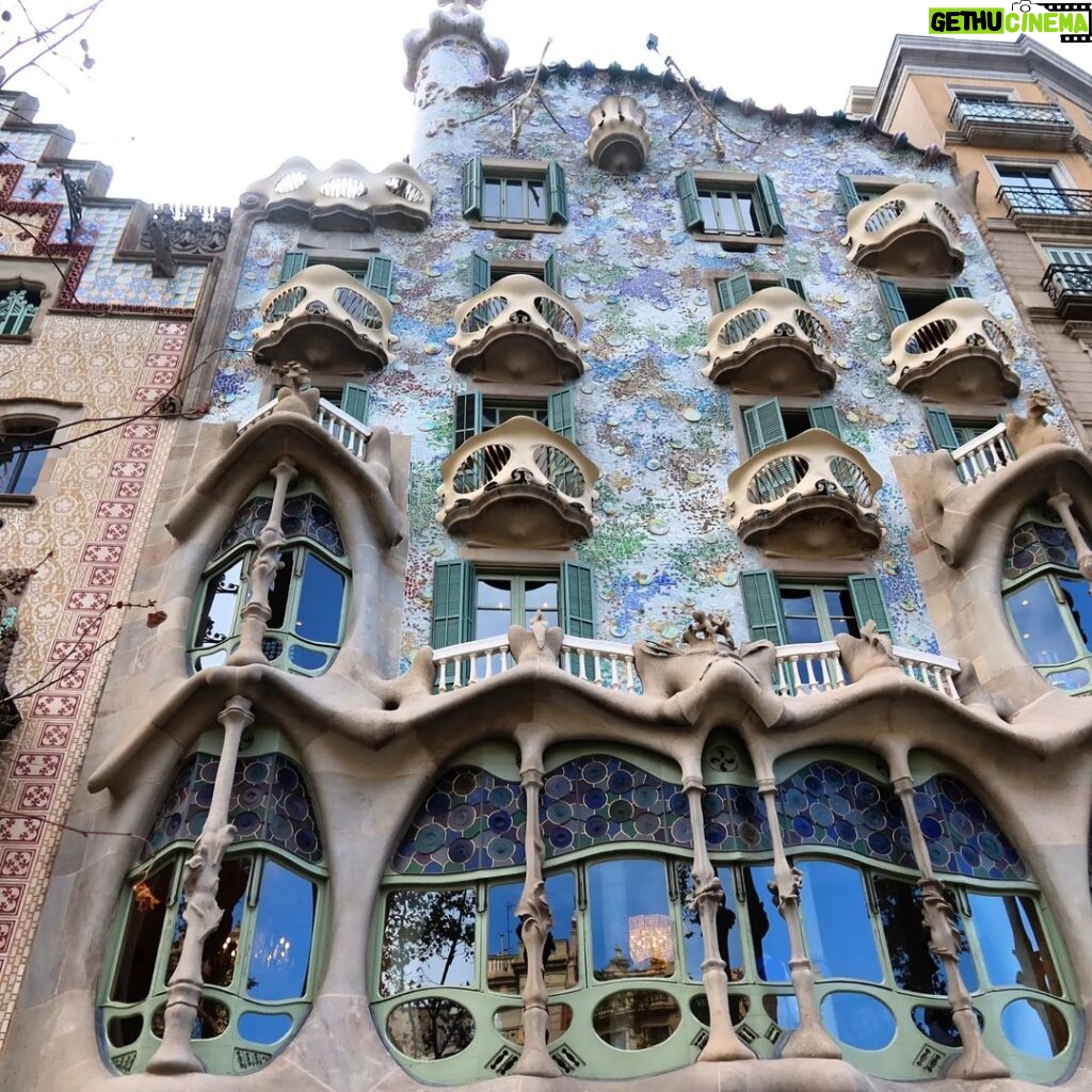 Joana Alvarenga Instagram - Bairro Gótico o meu preferido até agora 💃🇪🇸 . #gótico #bairrogotico #barcelona #espanha #cataluña #exploring #travelling Bairro Gótico - Barcelona