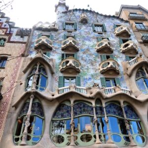 Joana Alvarenga Instagram - Bairro Gótico o meu preferido até agora 💃🇪🇸
.
#gótico #bairrogotico #barcelona #espanha #cataluña #exploring #travelling