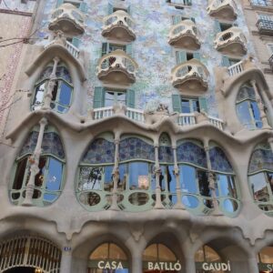 Joana Alvarenga Instagram - Bairro Gótico o meu preferido até agora 💃🇪🇸
.
#gótico #bairrogotico #barcelona #espanha #cataluña #exploring #travelling