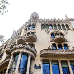 Joana Alvarenga Instagram - Bairro Gótico o meu preferido até agora 💃🇪🇸
.
#gótico #bairrogotico #barcelona #espanha #cataluña #exploring #travelling