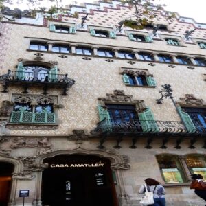 Joana Alvarenga Instagram - Bairro Gótico o meu preferido até agora 💃🇪🇸
.
#gótico #bairrogotico #barcelona #espanha #cataluña #exploring #travelling