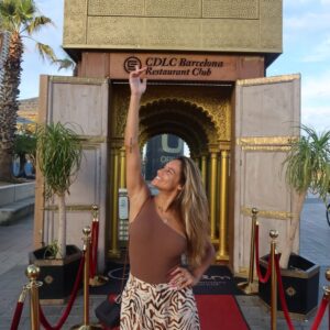 Joana Alvarenga Instagram - Barcelonetaaaaa 🌴🐚🐠🥂☀️
Parte 2 das vacationes 😘
.
#barcelona #barceloneta #barcelonetabeach #vacaciones #palmtrees