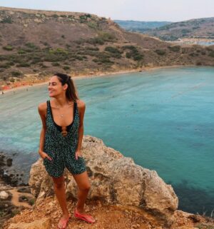 Joana Alvarenga Instagram - Golden bay, Singita Miracle Bay, Ghajn Tuffieha ⛵☀️💙🇲🇹🐚🐠
.
#beach #beachlife #exploring #travelling #malta #maltaisland #goldenbay #singitamiraclebeach #ghajntuffieha #islandlife #vacay #summer23 #peace #blue #love #paradise #paradiseisland #imblessed