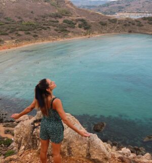 Joana Alvarenga Instagram - Golden bay, Singita Miracle Bay, Ghajn Tuffieha ⛵☀️💙🇲🇹🐚🐠
.
#beach #beachlife #exploring #travelling #malta #maltaisland #goldenbay #singitamiraclebeach #ghajntuffieha #islandlife #vacay #summer23 #peace #blue #love #paradise #paradiseisland #imblessed