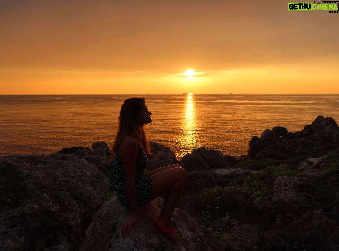 Joana Alvarenga Instagram - Sunset em Malta sem filtros e sem palavras. Foi uma benção...🙏🧡🇲🇹🤍☀️ . #sunset #sunsetlovers #lastday #maltaisland #nofilter #islandvibes #malta🇲🇹 #bestsunset #epic #vacay #blessed #ocean #mediterranean #goldenhour #goldenbay #nowords #thanksgod