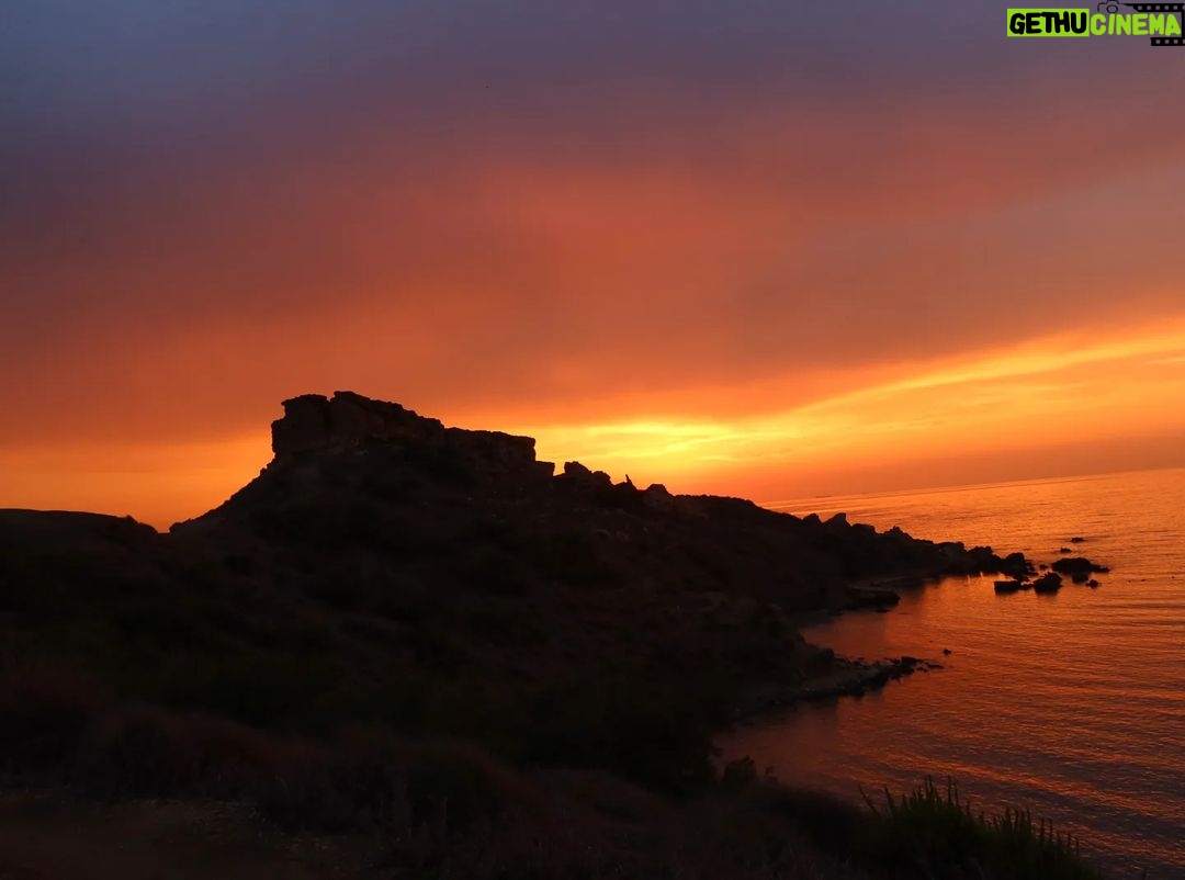 Joana Alvarenga Instagram - Sunset em Malta sem filtros e sem palavras. Foi uma benção...🙏🧡🇲🇹🤍☀️ . #sunset #sunsetlovers #lastday #maltaisland #nofilter #islandvibes #malta🇲🇹 #bestsunset #epic #vacay #blessed #ocean #mediterranean #goldenhour #goldenbay #nowords #thanksgod