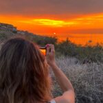 Joana Alvarenga Instagram - Sunset em Malta sem filtros e sem palavras. Foi uma benção...🙏🧡🇲🇹🤍☀️ . #sunset #sunsetlovers #lastday #maltaisland #nofilter #islandvibes #malta🇲🇹 #bestsunset #epic #vacay #blessed #ocean #mediterranean #goldenhour #goldenbay #nowords #thanksgod