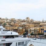 Joana Alvarenga Instagram - Um sítio único onde as fotos não traduzem a sua beleza 🇲🇹⛵💙❤️🤍 . #travelling #marina #birgu #vittoriosa #malta #maltaisland #blue #vacay #discovery #exploring #history Birgu, Malta
