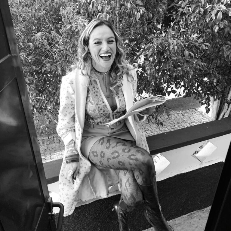 Joana Alvarenga Instagram - A felicidade de quem ama o que faz 🎬🫶📽📺 #actress #acting #onset #lovemyjob #imblessed #series #tv #sptelevisao