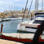 Joana Alvarenga Instagram - Um sítio único onde as fotos não traduzem a sua beleza 🇲🇹⛵💙❤️🤍 . #travelling #marina #birgu #vittoriosa #malta #maltaisland #blue #vacay #discovery #exploring #history Birgu, Malta