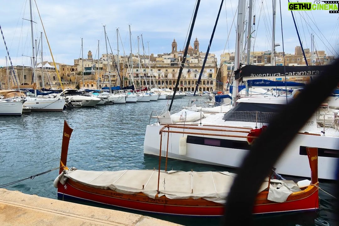Joana Alvarenga Instagram - Um sítio único onde as fotos não traduzem a sua beleza 🇲🇹⛵💙❤️🤍 . #travelling #marina #birgu #vittoriosa #malta #maltaisland #blue #vacay #discovery #exploring #history Birgu, Malta