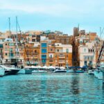 Joana Alvarenga Instagram - Um sítio único onde as fotos não traduzem a sua beleza 🇲🇹⛵💙❤️🤍 . #travelling #marina #birgu #vittoriosa #malta #maltaisland #blue #vacay #discovery #exploring #history Birgu, Malta