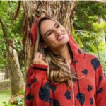 Joana Alvarenga Instagram - Que o frio não nos tire a vontade de sorrir e estar em contacto com a natureza 🍁🍂❄️🧣 #coldiscoming #cold #coldweather #winter #winterfashion #keepsmiling #breath