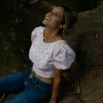 Joana Alvarenga Instagram - A sentir as vibrações da última Super Lua do ano. Sorrindo e agradecendo cada novo dia, cada nova etapa e toda a superação de um Ano bem atípico. Quem vive do bem e está bem consigo, a vida sorri e eu sorrio para ela. Vivendo e aprendendo 🙏🤍⭐ #carpediem #vivendoeaprendendo #staystrong #superlua