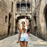 Joana Alvarenga Instagram - Bairro Gótico o meu preferido até agora 💃🇪🇸 . #gótico #bairrogotico #barcelona #espanha #cataluña #exploring #travelling Bairro Gótico - Barcelona