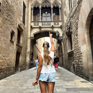 Joana Alvarenga Instagram - Bairro Gótico o meu preferido até agora 💃🇪🇸
.
#gótico #bairrogotico #barcelona #espanha #cataluña #exploring #travelling