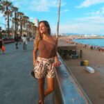 Joana Alvarenga Instagram - Barcelonetaaaaa 🌴🐚🐠🥂☀️ Parte 2 das vacationes 😘 . #barcelona #barceloneta #barcelonetabeach #vacaciones #palmtrees La Barceloneta, Barcelona