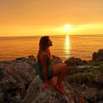 Joana Alvarenga Instagram - Sunset em Malta sem filtros e sem palavras. Foi uma benção...🙏🧡🇲🇹🤍☀️ . #sunset #sunsetlovers #lastday #maltaisland #nofilter #islandvibes #malta🇲🇹 #bestsunset #epic #vacay #blessed #ocean #mediterranean #goldenhour #goldenbay #nowords #thanksgod