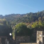 Joana Alvarenga Instagram - Algures entre Castelo Branco, Castelo Novo e Fundão 🇵🇹🧡🍁🙏 #portugal #trabalhosfelizes #lovemyjob #actress Aldeia de Castelo Novo