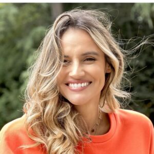 Joana Alvarenga Instagram - Quem ri seus males espanta.
Ou será quem canta seus males,  sorri?
O que importa é sorrir num mundo de males. 😘🎉🧡
#autumn #november #rain #sunrise #sonrisa #details #onedirection #runway