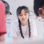 Joanne Missingham Instagram - Teach For Taiwan (TFT)是台灣致力於解決「教育不平等」的非營利組織。他們的使命是培育能持續驅動改變教育不平等的領導人才，與高需求地區協力創造優質的教育環境，帶動一個為孩子的公平發展機會而努力的運動。👨‍👩‍👧 這次特別感謝台灣圍棋協會和TFT的安排，讓我有機會把圍棋帶到作為主要示範單位的雲林興南國小～ 雲林興南國小有兩個很特別的地方：一是這次參與的一共42位小朋友，剛好就是全校的人數；另一個則是「全校的小朋友」都有被安排每週上圍棋課的習慣☺️ 雖然只有短短一個下午的教學互動時間，但無論是上台作答時的踴躍舉手；或是分組競賽時間相互熱烈討論的神情，孩子們在充滿未知的棋局上，所展現出來的無窮好奇心與勇敢做出落子選擇的自信，卻是我一輩子都忘不了的😊 這次和興南國小學生的互動，讓我更加確認，無論是鄉村或城市，圍棋對於現代孩子們來說，無疑就是最棒的思考鍛鍊工具🦾 也期望透過學圍棋、下圍棋，孩子們不只是領會圍棋的技術與知識點，更多的，是培養一生受用、那股勇於探索未知的人格特質❤️ —————- 🫳⚪️⚫️ 今年台灣圍棋協會發起了「圍棋種子計畫」 -申請對象為全台各國小學校、才藝＆安親班等機構 -凡通過申請者，台灣圍棋協會即提供/導入針對學生所設計的線上圍棋課 有申請需求的機構可以至官網了解更多資訊：https://www.taiwango.org