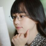 Joanne Missingham Instagram - 「匠人精神」與「真正舒適」是FRANK CUSTOM的品牌哲學～ 無論你是一個想打造都會摩登感的新鮮人、或是想增添上班穿搭感的通勤族、或是....跟我一樣多數時間單純想宅在家舒適做自己的開心宅😊相信在FRANK CUSTOM 你一定也可以找到適合自己的眼鏡🤓 今年夏天這次我們聯手品牌，啟動全台經銷商回饋活動～ 只要於活動期間(2023 / 6/26 – 7/30)至全省指定經銷商消費即可獲得以下優惠內容： 1.獲贈黑嘉嘉ＸFRANK CUSTOM代言人海報一張。（送完為止） 2.獲贈- 《黑嘉嘉圍棋教室｜圍棋入門課》10堂體驗卷（價值1000元）。 3.消費單筆滿額15000，可以獲得黑嘉嘉圍棋教室基礎課程兌換卷(市價3280)。 歡迎大家趁至次活動為自己挑選一副好眼鏡的同時一起來學圍棋吧🖤🤍 #FRANKCUSTOM  #VCI有橙國際總代理 #黑嘉嘉