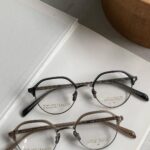 Joanne Missingham Instagram - 「匠人精神」與「真正舒適」是FRANK CUSTOM的品牌哲學～ 無論你是一個想打造都會摩登感的新鮮人、或是想增添上班穿搭感的通勤族、或是....跟我一樣多數時間單純想宅在家舒適做自己的開心宅😊相信在FRANK CUSTOM 你一定也可以找到適合自己的眼鏡🤓 今年夏天這次我們聯手品牌，啟動全台經銷商回饋活動～ 只要於活動期間(2023 / 6/26 – 7/30)至全省指定經銷商消費即可獲得以下優惠內容： 1.獲贈黑嘉嘉ＸFRANK CUSTOM代言人海報一張。（送完為止） 2.獲贈- 《黑嘉嘉圍棋教室｜圍棋入門課》10堂體驗卷（價值1000元）。 3.消費單筆滿額15000，可以獲得黑嘉嘉圍棋教室基礎課程兌換卷(市價3280)。 歡迎大家趁至次活動為自己挑選一副好眼鏡的同時一起來學圍棋吧🖤🤍 #FRANKCUSTOM  #VCI有橙國際總代理 #黑嘉嘉