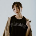 Joanne Missingham Instagram - 身為圍棋人，我總是會在網購服飾或配件時候，不自覺的看看平台上有沒有跟圍棋相關主題的周邊可以買... 而某天與團隊在公司開社群會議的時候，剛好聊到有許多學員反應很難找到圍棋周邊相關商品，然後...官方周邊商品就誕生了😁 原本很擔心把印著HEIJIAJIA 的衣服穿在身上會有點害羞，但這個設計意外被團隊一致高票選入，眼尖的人應該有發現，英文字旁邊還藏有具有++設計的logo巧思的喔❣️ 而帽子的部份更是由我們公司的設計主管特別親自挑選的材質，相較於一般棒球帽，我們選擇了較硬挺的材質，目的就是要讓任何頭型的人都可以完美駕馭～ 加上Logo是用縫線的方式上上去的，讓簡約的設計顯得一點都不簡單～ 除了自己親自參與的HEIJIAJIA系列外，和專業的Fandora團隊也共同開發了《黑嘉嘉圍棋教室》的知名AI角色系列，像是每個人剛學圍棋都會遇到的Bubu 🐈 以及新人殺手Edward🧏🏻‍♂️ ，都是同學之間討論度非常高的AI角色喔～ 這些充滿故事的可愛設計，相信不管你是不是學員都會喜歡的～ 穿上HEIJIAJIA 一起成為圍棋人⚫️⚪️：https://pse.is/4y6wqa