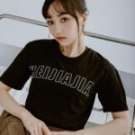 Joanne Missingham Instagram - 身為圍棋人，我總是會在網購服飾或配件時候，不自覺的看看平台上有沒有跟圍棋相關主題的周邊可以買... 而某天與團隊在公司開社群會議的時候，剛好聊到有許多學員反應很難找到圍棋周邊相關商品，然後...官方周邊商品就誕生了😁 原本很擔心把印著HEIJIAJIA 的衣服穿在身上會有點害羞，但這個設計意外被團隊一致高票選入，眼尖的人應該有發現，英文字旁邊還藏有具有++設計的logo巧思的喔❣️ 而帽子的部份更是由我們公司的設計主管特別親自挑選的材質，相較於一般棒球帽，我們選擇了較硬挺的材質，目的就是要讓任何頭型的人都可以完美駕馭～ 加上Logo是用縫線的方式上上去的，讓簡約的設計顯得一點都不簡單～ 除了自己親自參與的HEIJIAJIA系列外，和專業的Fandora團隊也共同開發了《黑嘉嘉圍棋教室》的知名AI角色系列，像是每個人剛學圍棋都會遇到的Bubu 🐈 以及新人殺手Edward🧏🏻‍♂️ ，都是同學之間討論度非常高的AI角色喔～ 這些充滿故事的可愛設計，相信不管你是不是學員都會喜歡的～ 穿上HEIJIAJIA 一起成為圍棋人⚫️⚪️：https://pse.is/4y6wqa