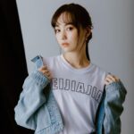Joanne Missingham Instagram - 身為圍棋人，我總是會在網購服飾或配件時候，不自覺的看看平台上有沒有跟圍棋相關主題的周邊可以買... 而某天與團隊在公司開社群會議的時候，剛好聊到有許多學員反應很難找到圍棋周邊相關商品，然後...官方周邊商品就誕生了😁 原本很擔心把印著HEIJIAJIA 的衣服穿在身上會有點害羞，但這個設計意外被團隊一致高票選入，眼尖的人應該有發現，英文字旁邊還藏有具有++設計的logo巧思的喔❣️ 而帽子的部份更是由我們公司的設計主管特別親自挑選的材質，相較於一般棒球帽，我們選擇了較硬挺的材質，目的就是要讓任何頭型的人都可以完美駕馭～ 加上Logo是用縫線的方式上上去的，讓簡約的設計顯得一點都不簡單～ 除了自己親自參與的HEIJIAJIA系列外，和專業的Fandora團隊也共同開發了《黑嘉嘉圍棋教室》的知名AI角色系列，像是每個人剛學圍棋都會遇到的Bubu 🐈 以及新人殺手Edward🧏🏻‍♂️ ，都是同學之間討論度非常高的AI角色喔～ 這些充滿故事的可愛設計，相信不管你是不是學員都會喜歡的～ 穿上HEIJIAJIA 一起成為圍棋人⚫️⚪️：https://pse.is/4y6wqa
