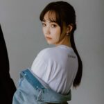 Joanne Missingham Instagram - 身為圍棋人，我總是會在網購服飾或配件時候，不自覺的看看平台上有沒有跟圍棋相關主題的周邊可以買... 而某天與團隊在公司開社群會議的時候，剛好聊到有許多學員反應很難找到圍棋周邊相關商品，然後...官方周邊商品就誕生了😁 原本很擔心把印著HEIJIAJIA 的衣服穿在身上會有點害羞，但這個設計意外被團隊一致高票選入，眼尖的人應該有發現，英文字旁邊還藏有具有++設計的logo巧思的喔❣️ 而帽子的部份更是由我們公司的設計主管特別親自挑選的材質，相較於一般棒球帽，我們選擇了較硬挺的材質，目的就是要讓任何頭型的人都可以完美駕馭～ 加上Logo是用縫線的方式上上去的，讓簡約的設計顯得一點都不簡單～ 除了自己親自參與的HEIJIAJIA系列外，和專業的Fandora團隊也共同開發了《黑嘉嘉圍棋教室》的知名AI角色系列，像是每個人剛學圍棋都會遇到的Bubu 🐈 以及新人殺手Edward🧏🏻‍♂️ ，都是同學之間討論度非常高的AI角色喔～ 這些充滿故事的可愛設計，相信不管你是不是學員都會喜歡的～ 穿上HEIJIAJIA 一起成為圍棋人⚫️⚪️：https://pse.is/4y6wqa