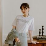 Joanne Missingham Instagram - 身為圍棋人，我總是會在網購服飾或配件時候，不自覺的看看平台上有沒有跟圍棋相關主題的周邊可以買... 而某天與團隊在公司開社群會議的時候，剛好聊到有許多學員反應很難找到圍棋周邊相關商品，然後...官方周邊商品就誕生了😁 原本很擔心把印著HEIJIAJIA 的衣服穿在身上會有點害羞，但這個設計意外被團隊一致高票選入，眼尖的人應該有發現，英文字旁邊還藏有具有++設計的logo巧思的喔❣️ 而帽子的部份更是由我們公司的設計主管特別親自挑選的材質，相較於一般棒球帽，我們選擇了較硬挺的材質，目的就是要讓任何頭型的人都可以完美駕馭～ 加上Logo是用縫線的方式上上去的，讓簡約的設計顯得一點都不簡單～ 除了自己親自參與的HEIJIAJIA系列外，和專業的Fandora團隊也共同開發了《黑嘉嘉圍棋教室》的知名AI角色系列，像是每個人剛學圍棋都會遇到的Bubu 🐈 以及新人殺手Edward🧏🏻‍♂️ ，都是同學之間討論度非常高的AI角色喔～ 這些充滿故事的可愛設計，相信不管你是不是學員都會喜歡的～ 穿上HEIJIAJIA 一起成為圍棋人⚫️⚪️：https://pse.is/4y6wqa