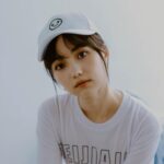 Joanne Missingham Instagram - 身為圍棋人，我總是會在網購服飾或配件時候，不自覺的看看平台上有沒有跟圍棋相關主題的周邊可以買... 而某天與團隊在公司開社群會議的時候，剛好聊到有許多學員反應很難找到圍棋周邊相關商品，然後...官方周邊商品就誕生了😁 原本很擔心把印著HEIJIAJIA 的衣服穿在身上會有點害羞，但這個設計意外被團隊一致高票選入，眼尖的人應該有發現，英文字旁邊還藏有具有++設計的logo巧思的喔❣️ 而帽子的部份更是由我們公司的設計主管特別親自挑選的材質，相較於一般棒球帽，我們選擇了較硬挺的材質，目的就是要讓任何頭型的人都可以完美駕馭～ 加上Logo是用縫線的方式上上去的，讓簡約的設計顯得一點都不簡單～ 除了自己親自參與的HEIJIAJIA系列外，和專業的Fandora團隊也共同開發了《黑嘉嘉圍棋教室》的知名AI角色系列，像是每個人剛學圍棋都會遇到的Bubu 🐈 以及新人殺手Edward🧏🏻‍♂️ ，都是同學之間討論度非常高的AI角色喔～ 這些充滿故事的可愛設計，相信不管你是不是學員都會喜歡的～ 穿上HEIJIAJIA 一起成為圍棋人⚫️⚪️：https://pse.is/4y6wqa