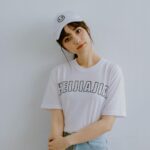 Joanne Missingham Instagram - 身為圍棋人，我總是會在網購服飾或配件時候，不自覺的看看平台上有沒有跟圍棋相關主題的周邊可以買... 而某天與團隊在公司開社群會議的時候，剛好聊到有許多學員反應很難找到圍棋周邊相關商品，然後...官方周邊商品就誕生了😁 原本很擔心把印著HEIJIAJIA 的衣服穿在身上會有點害羞，但這個設計意外被團隊一致高票選入，眼尖的人應該有發現，英文字旁邊還藏有具有++設計的logo巧思的喔❣️ 而帽子的部份更是由我們公司的設計主管特別親自挑選的材質，相較於一般棒球帽，我們選擇了較硬挺的材質，目的就是要讓任何頭型的人都可以完美駕馭～ 加上Logo是用縫線的方式上上去的，讓簡約的設計顯得一點都不簡單～ 除了自己親自參與的HEIJIAJIA系列外，和專業的Fandora團隊也共同開發了《黑嘉嘉圍棋教室》的知名AI角色系列，像是每個人剛學圍棋都會遇到的Bubu 🐈 以及新人殺手Edward🧏🏻‍♂️ ，都是同學之間討論度非常高的AI角色喔～ 這些充滿故事的可愛設計，相信不管你是不是學員都會喜歡的～ 穿上HEIJIAJIA 一起成為圍棋人⚫️⚪️：https://pse.is/4y6wqa