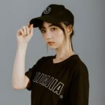 Joanne Missingham Instagram - 身為圍棋人，我總是會在網購服飾或配件時候，不自覺的看看平台上有沒有跟圍棋相關主題的周邊可以買... 而某天與團隊在公司開社群會議的時候，剛好聊到有許多學員反應很難找到圍棋周邊相關商品，然後...官方周邊商品就誕生了😁 原本很擔心把印著HEIJIAJIA 的衣服穿在身上會有點害羞，但這個設計意外被團隊一致高票選入，眼尖的人應該有發現，英文字旁邊還藏有具有++設計的logo巧思的喔❣️ 而帽子的部份更是由我們公司的設計主管特別親自挑選的材質，相較於一般棒球帽，我們選擇了較硬挺的材質，目的就是要讓任何頭型的人都可以完美駕馭～ 加上Logo是用縫線的方式上上去的，讓簡約的設計顯得一點都不簡單～ 除了自己親自參與的HEIJIAJIA系列外，和專業的Fandora團隊也共同開發了《黑嘉嘉圍棋教室》的知名AI角色系列，像是每個人剛學圍棋都會遇到的Bubu 🐈 以及新人殺手Edward🧏🏻‍♂️ ，都是同學之間討論度非常高的AI角色喔～ 這些充滿故事的可愛設計，相信不管你是不是學員都會喜歡的～ 穿上HEIJIAJIA 一起成為圍棋人⚫️⚪️：https://pse.is/4y6wqa