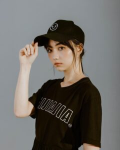 Joanne Missingham Instagram - 身為圍棋人，我總是會在網購服飾或配件時候，不自覺的看看平台上有沒有跟圍棋相關主題的周邊可以買... 而某天與團隊在公司開社群會議的時候，剛好聊到有許多學員反應很難找到圍棋周邊相關商品，然後...官方周邊商品就誕生了😁 原本很擔心把印著HEIJIAJIA 的衣服穿在身上會有點害羞，但這個設計意外被團隊一致高票選入，眼尖的人應該有發現，英文字旁邊還藏有具有++設計的logo巧思的喔❣️ 而帽子的部份更是由我們公司的設計主管特別親自挑選的材質，相較於一般棒球帽，我們選擇了較硬挺的材質，目的就是要讓任何頭型的人都可以完美駕馭～ 加上Logo是用縫線的方式上上去的，讓簡約的設計顯得一點都不簡單～ 除了自己親自參與的HEIJIAJIA系列外，和專業的Fandora團隊也共同開發了《黑嘉嘉圍棋教室》的知名AI角色系列，像是每個人剛學圍棋都會遇到的Bubu 🐈 以及新人殺手Edward🧏🏻‍♂️ ，都是同學之間討論度非常高的AI角色喔～ 這些充滿故事的可愛設計，相信不管你是不是學員都會喜歡的～ 穿上HEIJIAJIA 一起成為圍棋人⚫️⚪️：https://pse.is/4y6wqa