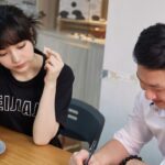 Joanne Missingham Instagram - 在比職業賽的時候，選手的用餐時間都很有限，只要是職業棋士大概都會獲得吃飯超迅速的能力😅 其實長年下來感覺也對胃造成了不少的負擔... 找到一個方便好吃又健康的食物也一直在我的願望清單內～ 因此這次很開心跟世界麵包冠軍-陳永信師傅所創辦的 @bozz_bread 合作推出了象徵黑白棋子的【棋飽包】 ⚫️⚪️ 在與師傅近半年的來回討論後，在食材上選用了天然無添加的麵粉外，也嘗試將多種穀物融入外皮，內餡則選擇有飽足感的巧克香蕉及香醇濃郁的乳酪製成共黑白兩款可以選擇～ 棋飽包還有很特別的一點是搭配了 bozz的獨家技術，讓麵包退冰即可食用亦不影響口感，兼具好吃營養的同時也做到忙碌的人最需要的方便快速，也是我們這次合作的很大的契機😊 除了職業棋士外，也推薦給平時忙碌沒有時間好好吃一頓飯的你❤️ 棋飽包傳送門： https://pse.is/4xuucm