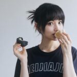 Joanne Missingham Instagram - 在比職業賽的時候，選手的用餐時間都很有限，只要是職業棋士大概都會獲得吃飯超迅速的能力😅 其實長年下來感覺也對胃造成了不少的負擔... 找到一個方便好吃又健康的食物也一直在我的願望清單內～ 因此這次很開心跟世界麵包冠軍-陳永信師傅所創辦的 @bozz_bread 合作推出了象徵黑白棋子的【棋飽包】 ⚫️⚪️ 在與師傅近半年的來回討論後，在食材上選用了天然無添加的麵粉外，也嘗試將多種穀物融入外皮，內餡則選擇有飽足感的巧克香蕉及香醇濃郁的乳酪製成共黑白兩款可以選擇～ 棋飽包還有很特別的一點是搭配了 bozz的獨家技術，讓麵包退冰即可食用亦不影響口感，兼具好吃營養的同時也做到忙碌的人最需要的方便快速，也是我們這次合作的很大的契機😊 除了職業棋士外，也推薦給平時忙碌沒有時間好好吃一頓飯的你❤️ 棋飽包傳送門： https://pse.is/4xuucm