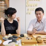 Joanne Missingham Instagram - 在比職業賽的時候，選手的用餐時間都很有限，只要是職業棋士大概都會獲得吃飯超迅速的能力😅 其實長年下來感覺也對胃造成了不少的負擔... 找到一個方便好吃又健康的食物也一直在我的願望清單內～ 因此這次很開心跟世界麵包冠軍-陳永信師傅所創辦的 @bozz_bread 合作推出了象徵黑白棋子的【棋飽包】 ⚫️⚪️ 在與師傅近半年的來回討論後，在食材上選用了天然無添加的麵粉外，也嘗試將多種穀物融入外皮，內餡則選擇有飽足感的巧克香蕉及香醇濃郁的乳酪製成共黑白兩款可以選擇～ 棋飽包還有很特別的一點是搭配了 bozz的獨家技術，讓麵包退冰即可食用亦不影響口感，兼具好吃營養的同時也做到忙碌的人最需要的方便快速，也是我們這次合作的很大的契機😊 除了職業棋士外，也推薦給平時忙碌沒有時間好好吃一頓飯的你❤️ 棋飽包傳送門： https://pse.is/4xuucm