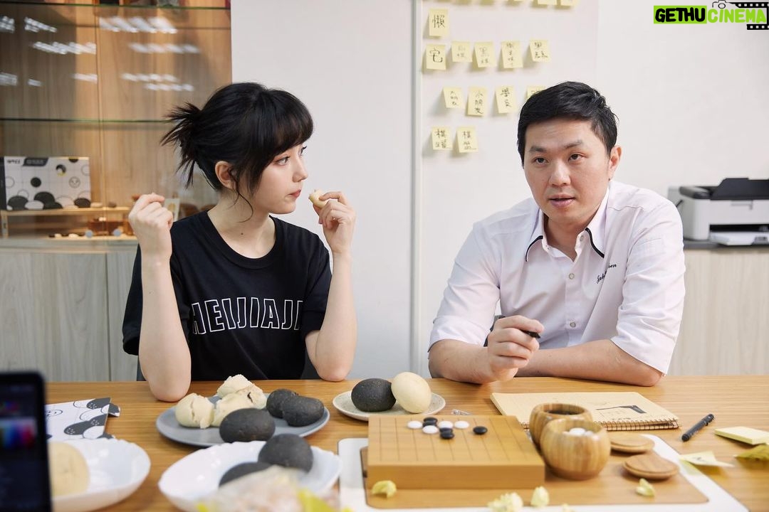 Joanne Missingham Instagram - 在比職業賽的時候,選手的用餐時間都很有限,只要是職業棋士大概都會獲得吃飯超迅速的能力😅 其實長年下來感覺也對胃造成了不少的負擔... 找到一個方便好吃又健康的食物也一直在我的願望清單內~ 因此這次很開心跟世界麵包冠軍-陳永信師傅所創辦的 @bozz_bread 合作推出了象徵黑白棋子的【棋飽包】 ⚫️⚪️ 在與師傅近半年的來回討論後,在食材上選用了天然無添加的麵粉外,也嘗試將多種穀物融入外皮,內餡則選擇有飽足感的巧克香蕉及香醇濃郁的乳酪製成共黑白兩款可以選擇~ 棋飽包還有很特別的一點是搭配了 bozz的獨家技術,讓麵包退冰即可食用亦不影響口感,兼具好吃營養的同時也做到忙碌的人最需要的方便快速,也是我們這次合作的很大的契機😊 除了職業棋士外,也推薦給平時忙碌沒有時間好好吃一頓飯的你❤️ 棋飽包傳送門: https://pse.is/4xuucm