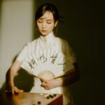 Joanne Missingham Instagram - 還記得《棋靈王》的前半段，為了擺脫佐為這個「執念」，主角阿光一開始是完全都讓附在身上的佐為下棋的（可憐的塔矢亮🥹） 直到阿光開始感受到19路棋盤宇宙的樂趣、並嘗試自己完整下完第一盤棋後… 然後，就完全停不下了。 那次之後，阿光也漸漸不再讓佐為代替他下（要下只能跟自己下)。還記得那時候好像蠻多觀眾因此有點氣阿光，氣他為什麼不給佐為多下點！ 但其實身為一個圍棋人，我卻完全可以理解這個階段阿光的心境… 這個階段的阿光，正處於「探索圍棋全局視野」的階段，他已經理解了一盤棋從佈局、中盤到官子的概念，並能夠在近乎無限的選擇中，自信的落子！享受和沈浸在棋盤上，和對手思緒交流的手談樂趣。 那種「好像可以這樣下下看～ 」、「啊！原來這樣還有這招！ 」 的感受，是真的會上癮、完全停不下來😅 而這個階段，也正是圍棋開始讓人著迷的魔法時刻 - 越下就越想再試試看，自己下一盤還能下到什麼程度。最棒的事，能夠開始在其他人的對弈中，品味更多不一樣的棋局視野。 算一算，下圍棋至今也已經超過20年了... 圍棋早已經是我人生中不可分割的一部分，棋盤上的所見所學，更幾乎塑造了自己的人生觀。 但像阿光這樣的「視野探索」階段，那種似懂非懂，下完一局馬上就想接著下一局的求知若渴，依舊是我下棋人生中，最懷念的純粹時光之一❤️ 這次團隊更新的線上課程改版設計理念，就是希望能夠把大家一口氣帶到這樣的階段～ 只要跟著進度，運用課程專屬APP中的AI陪練功能，我相信你一定能夠用最短的時間，來到這樣的階段💪 誠摯邀請你，一起探索棋局變化的無窮魅力、看到更不一樣的風景： 👉https://pse.is/4yn4t5
