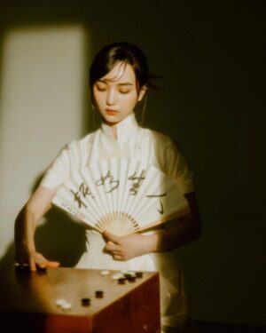 Joanne Missingham Instagram - 還記得《棋靈王》的前半段，為了擺脫佐為這個「執念」，主角阿光一開始是完全都讓附在身上的佐為下棋的（可憐的塔矢亮🥹）
直到阿光開始感受到19路棋盤宇宙的樂趣、並嘗試自己完整下完第一盤棋後… 然後，就完全停不下了。

那次之後，阿光也漸漸不再讓佐為代替他下（要下只能跟自己下)。還記得那時候好像蠻多觀眾因此有點氣阿光，氣他為什麼不給佐為多下點！

但其實身為一個圍棋人，我卻完全可以理解這個階段阿光的心境…

這個階段的阿光，正處於「探索圍棋全局視野」的階段，他已經理解了一盤棋從佈局、中盤到官子的概念，並能夠在近乎無限的選擇中，自信的落子！享受和沈浸在棋盤上，和對手思緒交流的手談樂趣。

那種「好像可以這樣下下看～ 」、「啊！原來這樣還有這招！ 」 的感受，是真的會上癮、完全停不下來😅
而這個階段，也正是圍棋開始讓人著迷的魔法時刻 -  越下就越想再試試看，自己下一盤還能下到什麼程度。最棒的事，能夠開始在其他人的對弈中，品味更多不一樣的棋局視野。

算一算，下圍棋至今也已經超過20年了... 圍棋早已經是我人生中不可分割的一部分，棋盤上的所見所學，更幾乎塑造了自己的人生觀。
但像阿光這樣的「視野探索」階段，那種似懂非懂，下完一局馬上就想接著下一局的求知若渴，依舊是我下棋人生中，最懷念的純粹時光之一❤️

這次團隊更新的線上課程改版設計理念，就是希望能夠把大家一口氣帶到這樣的階段～
只要跟著進度，運用課程專屬APP中的AI陪練功能，我相信你一定能夠用最短的時間，來到這樣的階段💪

誠摯邀請你，一起探索棋局變化的無窮魅力、看到更不一樣的風景：
👉https://pse.is/4yn4t5
