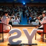 Joanne Missingham Instagram - 從沒想過有天會在超過2,000名同學面前，分享過去面對不同階段的學習心路歷程～ 「人生如棋，落子無悔」是我最喜歡的圍棋格言，也是每一次演講我都希望能帶給同學們的：如同下棋一樣，一旦做了決定，就筆直繼續前進，不要被上一手影響而耽誤了更多未來可能的好機會！ 其實我完全能體會許多同學在職涯探索中會有許多茫然、不知所措的時刻，但現在的學習環境相較於過去，很棒的是有了更多元的管道可以協助。 像是這次邀請我的主辦方-高分署YS青年職涯發展中心 @youth.salon，就是一個非常好的管道，無論是求職前的自我探索，或是就業後的能力提升，都能夠提供給青年們很好的資源。也鼓勵同學們多多利用這樣的管道，把握與不同領域專家過招的機會，並藉此更了解自己～ 誠摯祝福同學們勇敢面對自己的熱情，並不後悔自己做的任何決定💪