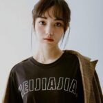 Joanne Missingham Instagram - 身為圍棋人，我總是會在網購服飾或配件時候，不自覺的看看平台上有沒有跟圍棋相關主題的周邊可以買... 而某天與團隊在公司開社群會議的時候，剛好聊到有許多學員反應很難找到圍棋周邊相關商品，然後...官方周邊商品就誕生了😁 原本很擔心把印著HEIJIAJIA 的衣服穿在身上會有點害羞，但這個設計意外被團隊一致高票選入，眼尖的人應該有發現，英文字旁邊還藏有具有++設計的logo巧思的喔❣️ 而帽子的部份更是由我們公司的設計主管特別親自挑選的材質，相較於一般棒球帽，我們選擇了較硬挺的材質，目的就是要讓任何頭型的人都可以完美駕馭～ 加上Logo是用縫線的方式上上去的，讓簡約的設計顯得一點都不簡單～ 除了自己親自參與的HEIJIAJIA系列外，和專業的Fandora團隊也共同開發了《黑嘉嘉圍棋教室》的知名AI角色系列，像是每個人剛學圍棋都會遇到的Bubu 🐈 以及新人殺手Edward🧏🏻‍♂️ ，都是同學之間討論度非常高的AI角色喔～ 這些充滿故事的可愛設計，相信不管你是不是學員都會喜歡的～ 穿上HEIJIAJIA 一起成為圍棋人⚫️⚪️：https://pse.is/4y6wqa