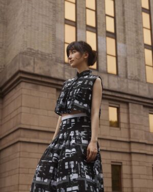 Joanne Missingham Instagram - 黑與白，我最喜歡的兩個顏色🖤🤍

👗： @apujan 
📷： @boa750818 
👩： @y_a_n_g8366 
💄： @kao_yuanyuan_makeup_artist