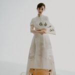 Joanne Missingham Instagram - 還記得《棋靈王》的前半段，為了擺脫佐為這個「執念」，主角阿光一開始是完全都讓附在身上的佐為下棋的（可憐的塔矢亮🥹） 直到阿光開始感受到19路棋盤宇宙的樂趣、並嘗試自己完整下完第一盤棋後… 然後，就完全停不下了。 那次之後，阿光也漸漸不再讓佐為代替他下（要下只能跟自己下)。還記得那時候好像蠻多觀眾因此有點氣阿光，氣他為什麼不給佐為多下點！ 但其實身為一個圍棋人，我卻完全可以理解這個階段阿光的心境… 這個階段的阿光，正處於「探索圍棋全局視野」的階段，他已經理解了一盤棋從佈局、中盤到官子的概念，並能夠在近乎無限的選擇中，自信的落子！享受和沈浸在棋盤上，和對手思緒交流的手談樂趣。 那種「好像可以這樣下下看～ 」、「啊！原來這樣還有這招！ 」 的感受，是真的會上癮、完全停不下來😅 而這個階段，也正是圍棋開始讓人著迷的魔法時刻 - 越下就越想再試試看，自己下一盤還能下到什麼程度。最棒的事，能夠開始在其他人的對弈中，品味更多不一樣的棋局視野。 算一算，下圍棋至今也已經超過20年了... 圍棋早已經是我人生中不可分割的一部分，棋盤上的所見所學，更幾乎塑造了自己的人生觀。 但像阿光這樣的「視野探索」階段，那種似懂非懂，下完一局馬上就想接著下一局的求知若渴，依舊是我下棋人生中，最懷念的純粹時光之一❤️ 這次團隊更新的線上課程改版設計理念，就是希望能夠把大家一口氣帶到這樣的階段～ 只要跟著進度，運用課程專屬APP中的AI陪練功能，我相信你一定能夠用最短的時間，來到這樣的階段💪 誠摯邀請你，一起探索棋局變化的無窮魅力、看到更不一樣的風景： 👉https://pse.is/4yn4t5