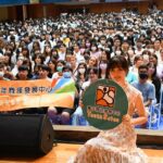 Joanne Missingham Instagram - 從沒想過有天會在超過2,000名同學面前，分享過去面對不同階段的學習心路歷程～ 「人生如棋，落子無悔」是我最喜歡的圍棋格言，也是每一次演講我都希望能帶給同學們的：如同下棋一樣，一旦做了決定，就筆直繼續前進，不要被上一手影響而耽誤了更多未來可能的好機會！ 其實我完全能體會許多同學在職涯探索中會有許多茫然、不知所措的時刻，但現在的學習環境相較於過去，很棒的是有了更多元的管道可以協助。 像是這次邀請我的主辦方-高分署YS青年職涯發展中心 @youth.salon，就是一個非常好的管道，無論是求職前的自我探索，或是就業後的能力提升，都能夠提供給青年們很好的資源。也鼓勵同學們多多利用這樣的管道，把握與不同領域專家過招的機會，並藉此更了解自己～ 誠摯祝福同學們勇敢面對自己的熱情，並不後悔自己做的任何決定💪